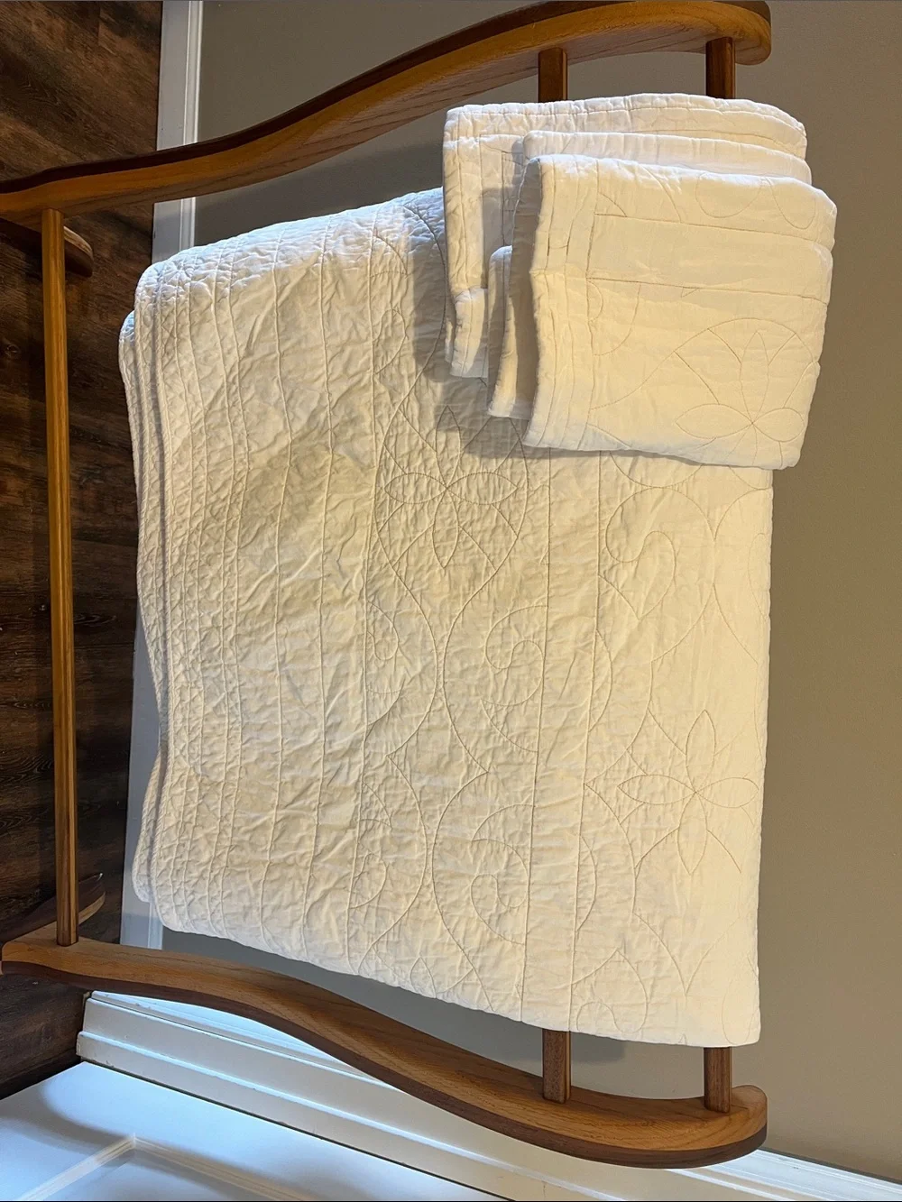 Beautiful Vintage Chariot Wheel quilt with 2- matching shams -queen size